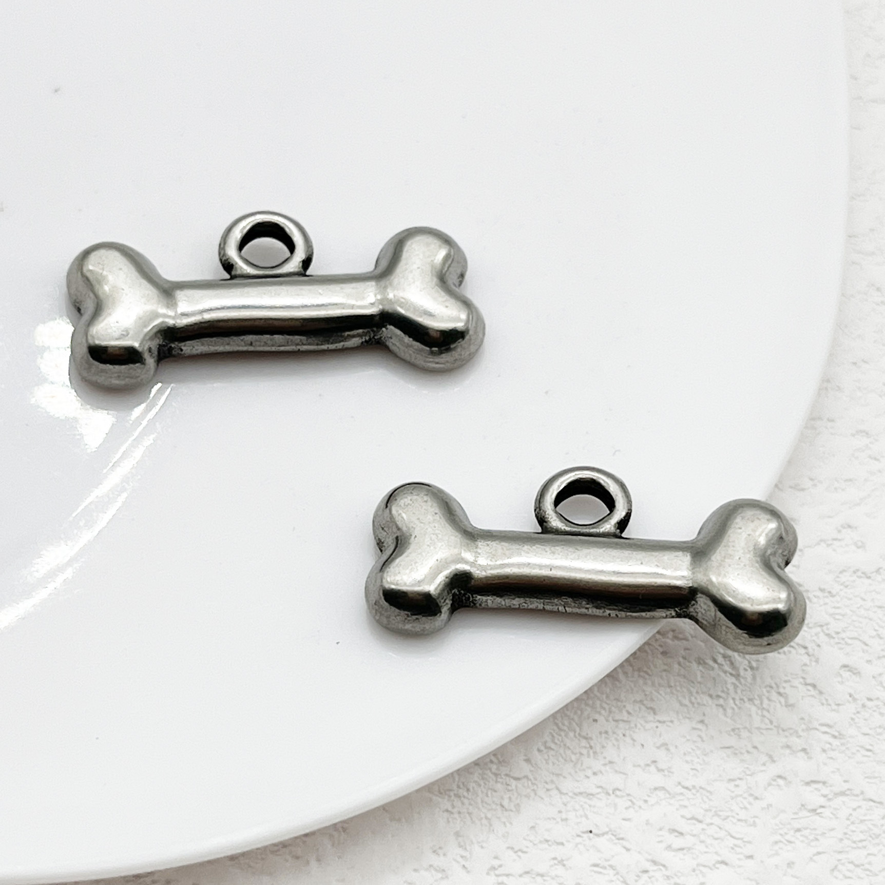 새로운 티타늄 스틸 개 뼈 액세서리 DIY 보석 목걸이 펜던트 소재 유럽과 미국은 간단한 애완 동물 태그를 퇴색시키지 않습니다.