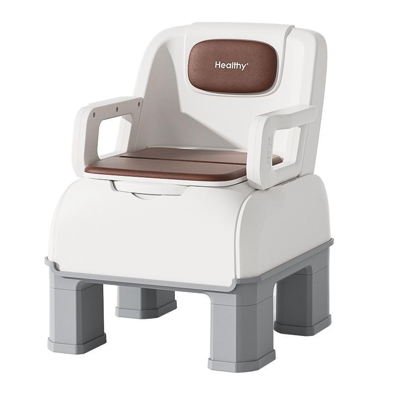 Dormitorio junto a la cama, baño para adultos y ancianos