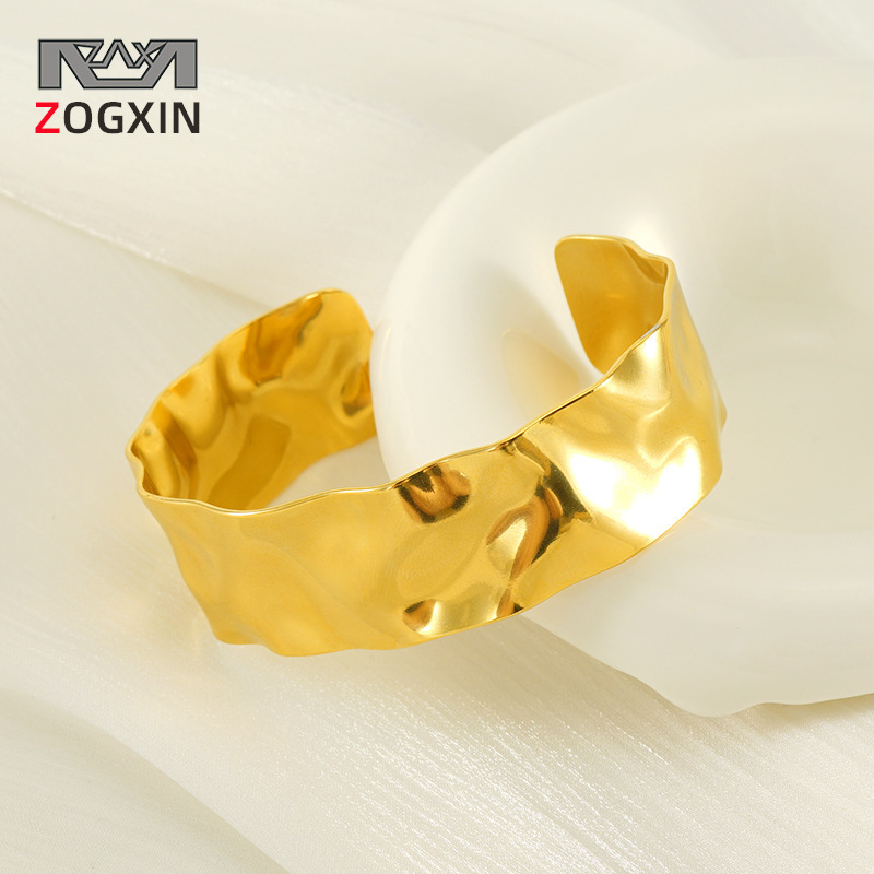 Europa y los Estados Unidos lujosos INS estilo de moda sensación de diseño pulsera de oro 18 quilates exagerado golpeado patrón C abertura pulsera de acero inoxidable