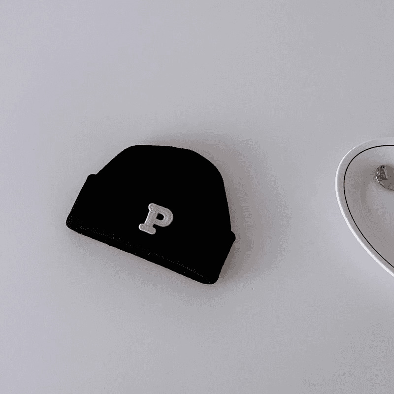 Letter P 니트 모자 - 블랙