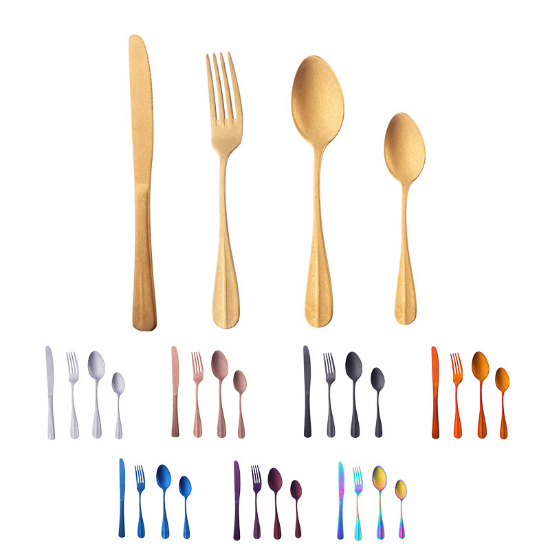 レトロな工芸ナイフとフォークのスプーンは古風にして古い四点セットのフロストカラーのアイデアの西洋食器セットを作ります。|undefined