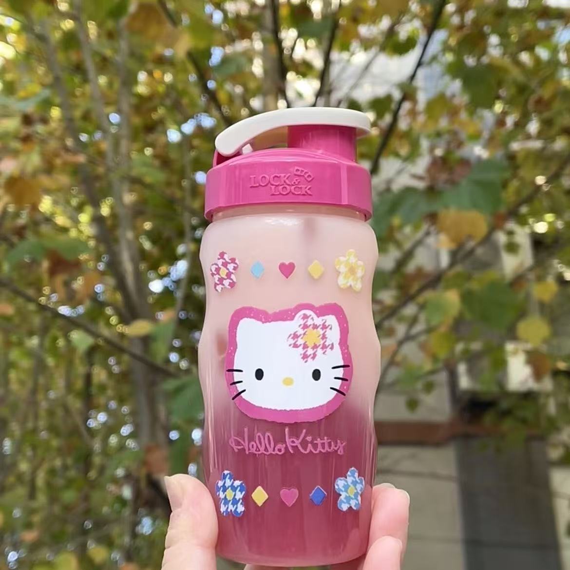 Pequeño libro rojo con el mismo estilo KT gato taza de agua pegatina linda de dibujos animados Hello Kitty pegatina plana impermeable y resistente a los arañazos decoración de computadora