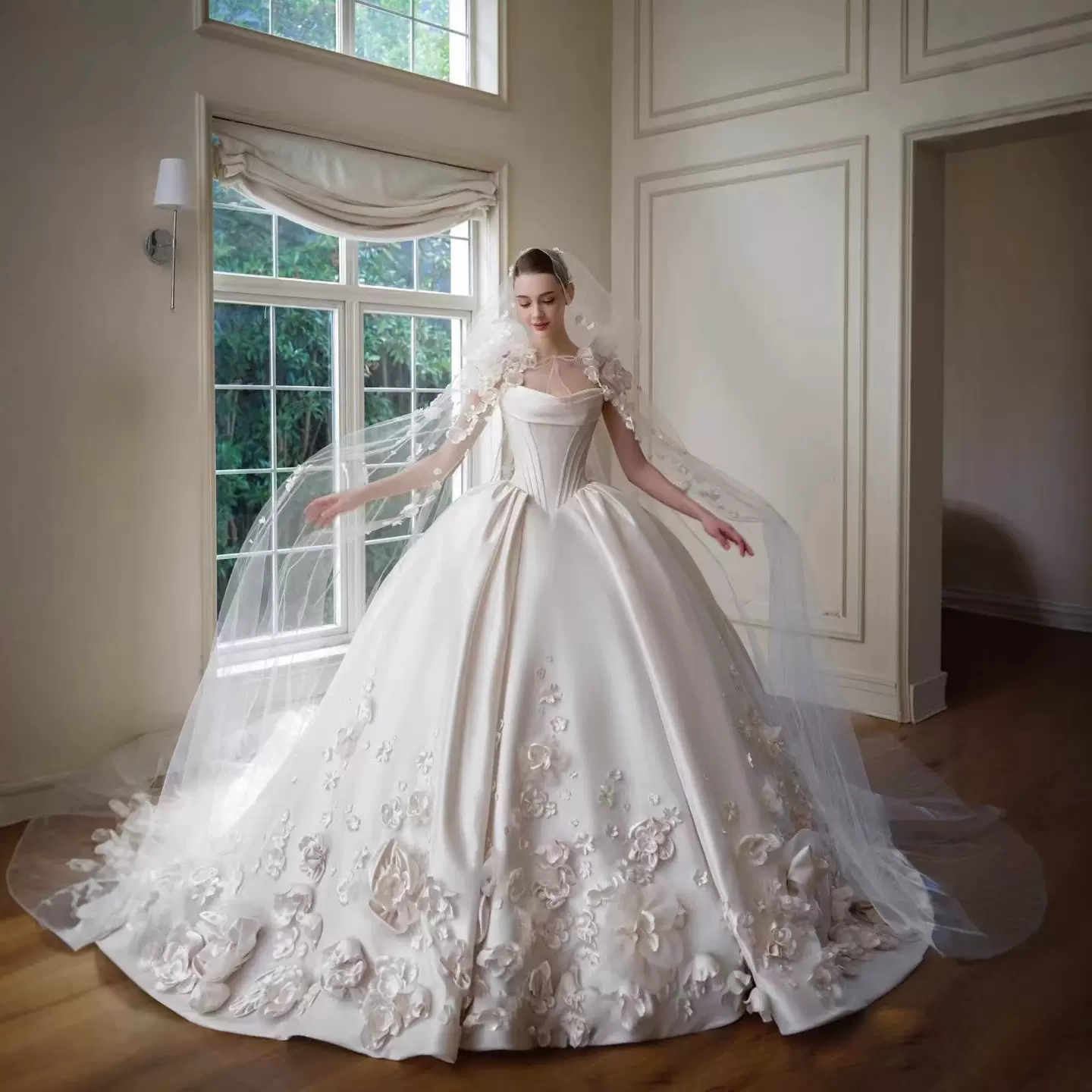 《迷蝶》仙奢婚纱高级新娘法式拖尾缎面奢华因花入梦立体花瓣花朵