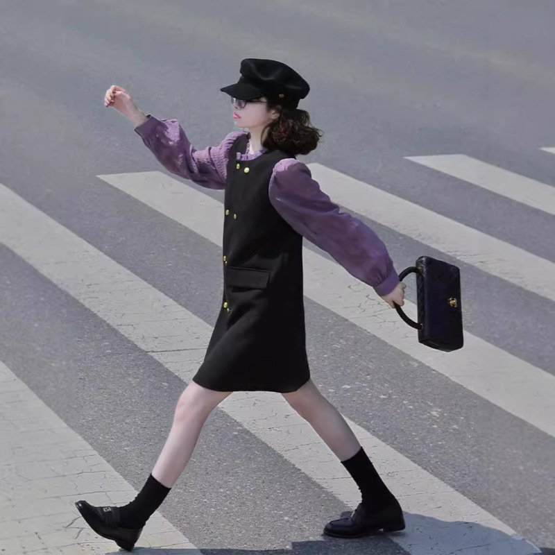 黒のワンピースをつなぎ合わせて、女性の秋に肉を隠して痩せた質感を見せます。|undefined