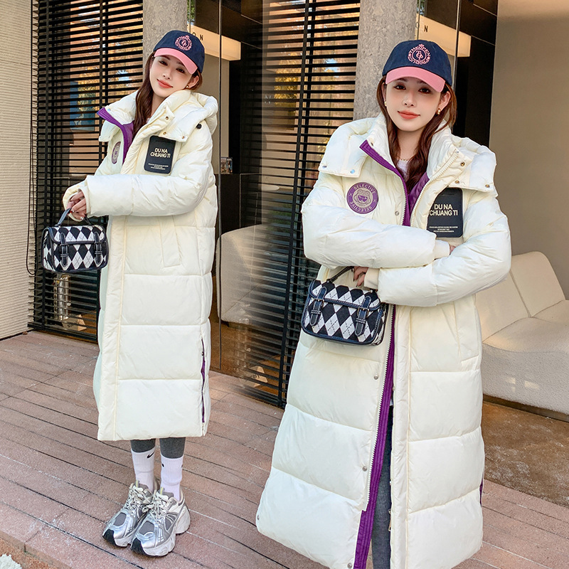 Algodón negro con capuz para mujeres 2025 invierno nuevo estilo de alta calidad de alta gama chaqueta gruesa más caliente de rodilla