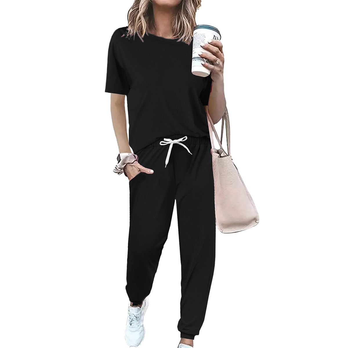 Completo da donna composto da top a maniche corte con scollo rotondo e pantaloni, due pezzi coordinati, ideale per l'estate._voghion.com