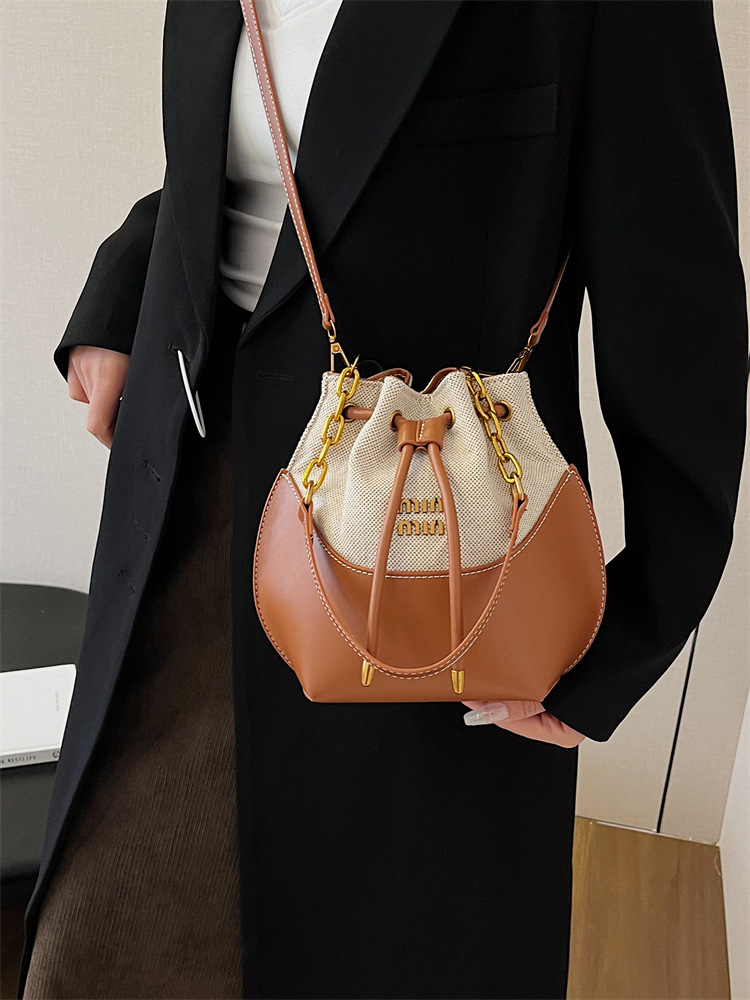 Bolsa de cubo de mano de cadena de alta calidad de mujer nueva moda transfronteriza lienzo de moda empalmado mochila de hombro