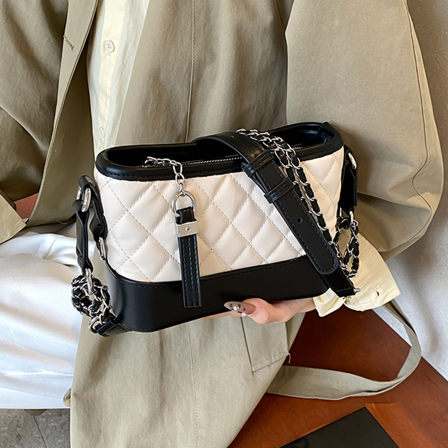 2025 otoño popular bolsas de mujer coreanas versátiles otoño nueva moda cadena de diamante empalme de hombro de moda