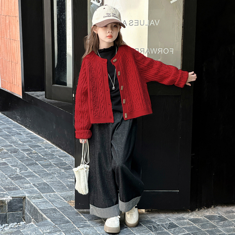 Stylish and fashionable cardigan sweater coat for girls in autumn, casual spring and autumn outfit for older girls, trendy autumn wear.