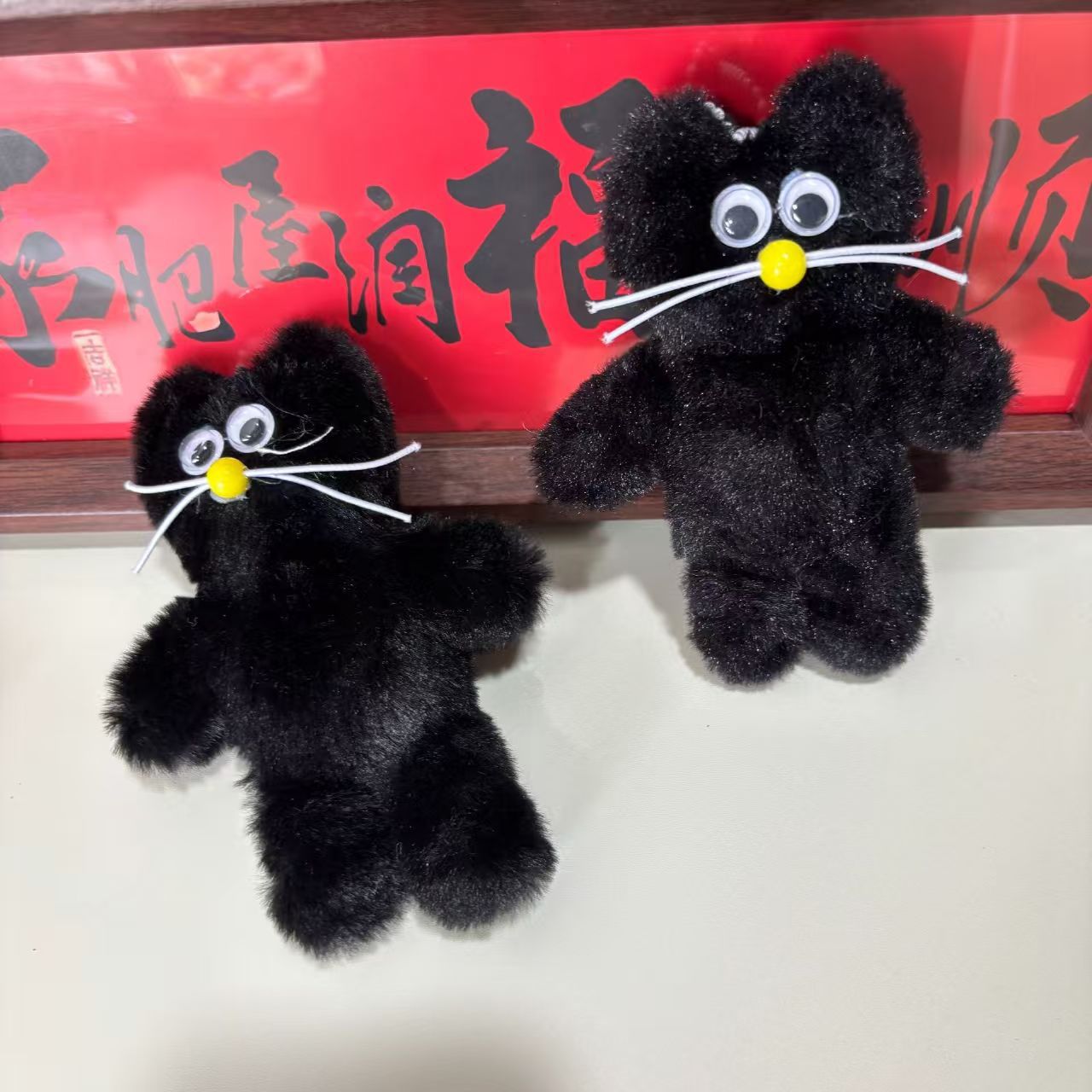 Pequeño libro rojo nuevo barba gato negro muñeca bolsas de material hechas a mano colgantes llaveros bolsas escolares creativas de chicas regalos