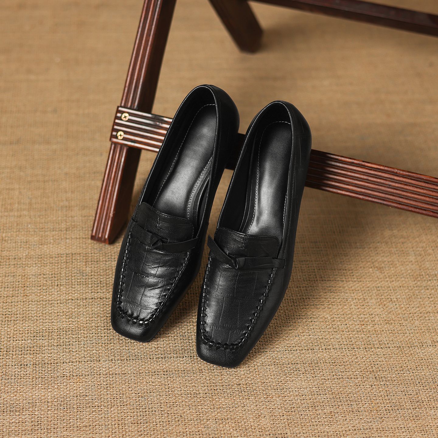 Giày lười nữ da cừu gót thấp 3 cm, mũi tròn dệt vintage, cổ sâu — đen
