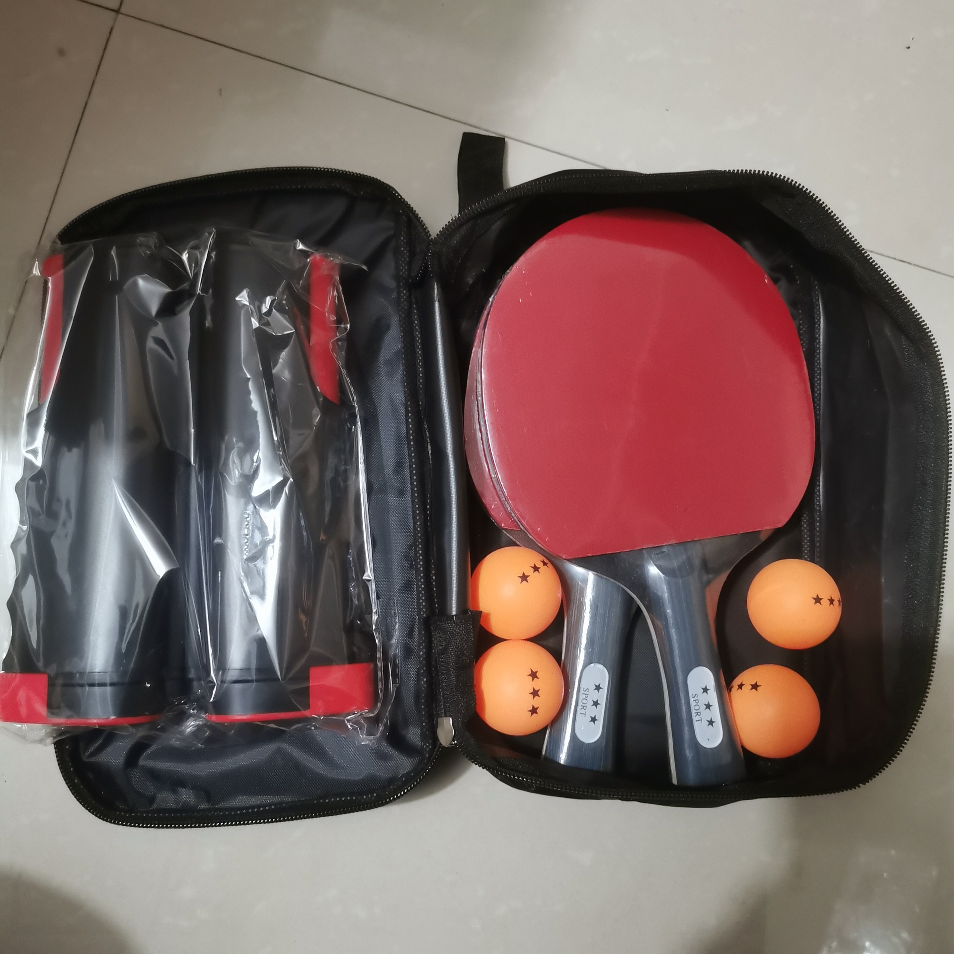 스포츠 세트 2개의 긴 손잡이 + 검정색과 빨간색 그리드에는 공 3개가 포함됩니다.