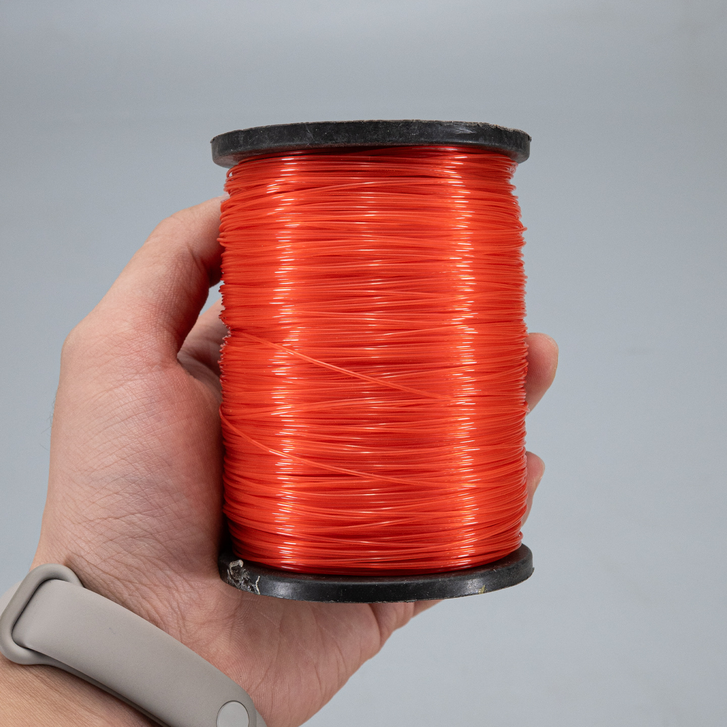 약 250 미터 길이의 빨간색 130 그램