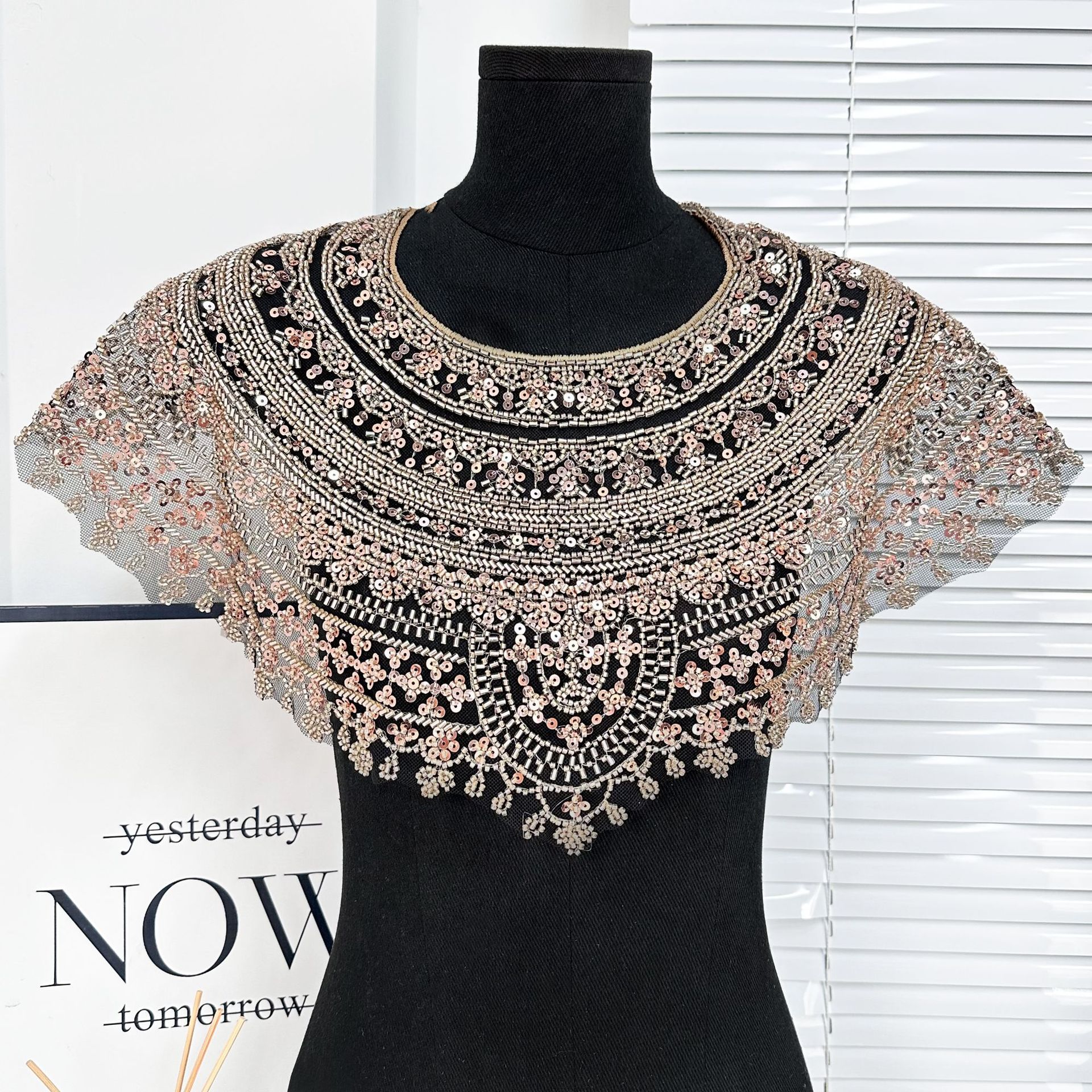 Chal para mujeres con una nueva moda delantera y trasera cuello de encaje gancho flor hueco vestido accesorios de decoración
