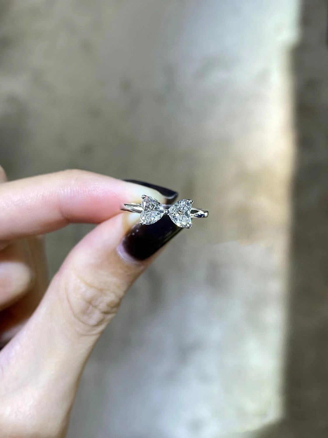 Anillo con lazo y corazón doble de moissanita para mujer en oro_voghion.com