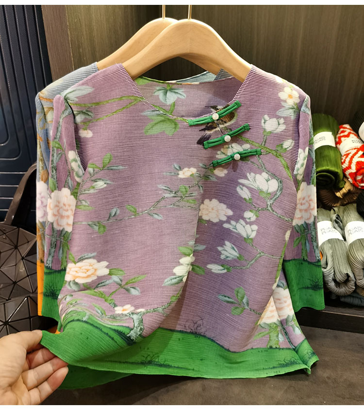 Áo thun dài tay nữ phối nút bấm in họa tiết hoa văn xếp ly, form rộng thoải mái — Tím hoa, Màu xanh lam chi tiết 4
