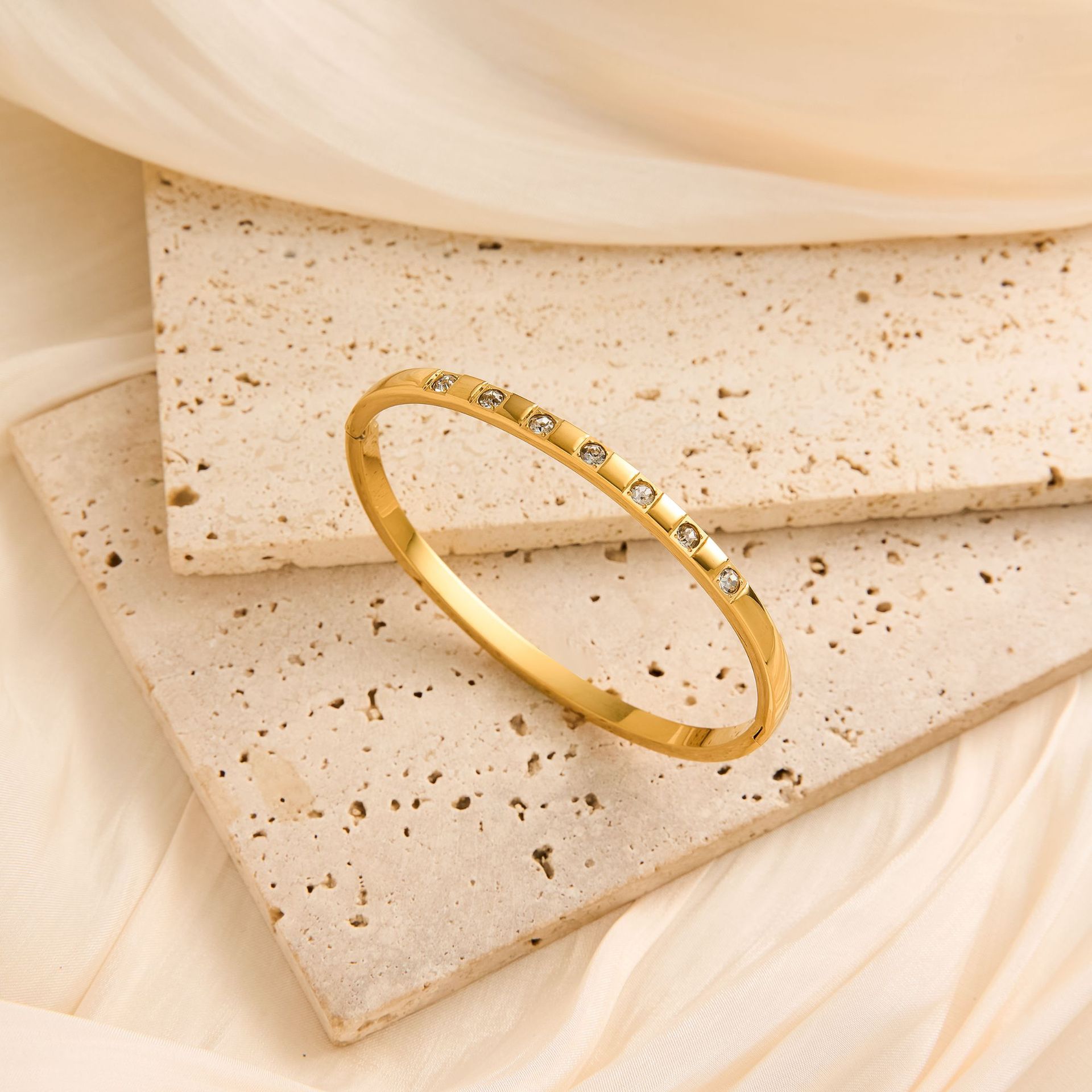 Pulsera de gypsophila transfronteriza europea y americana, pulsera de hebilla de acero de titanio de diamante brillante de oro de 18k, sentido avanzado, nicho al por mayor