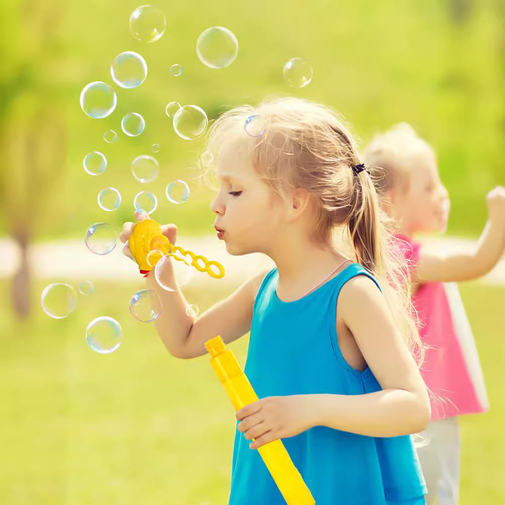 Con un silbato, gran pato amarillo, palo de burbujas, niños, burbujas, silbato, patito, agua de burbujas, temblor, sonido fuerte