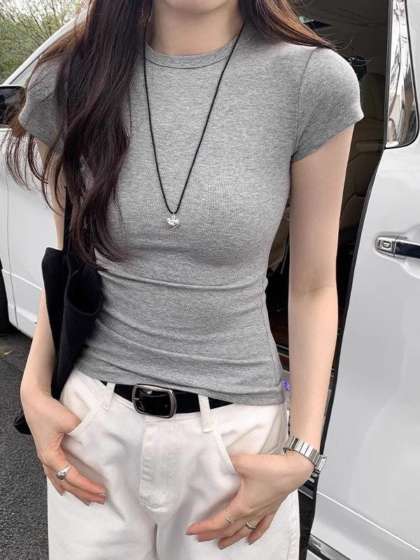 基本的な白い半袖tシャツの女性の夏の修身はやせています。|undefined