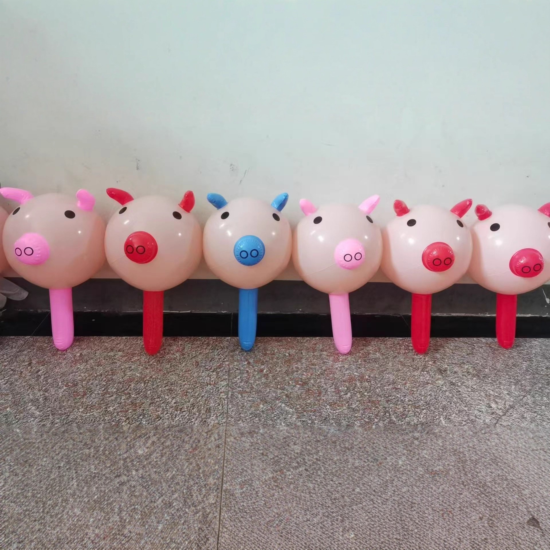 둥근 머리 다채로운 돼지 머리 스틱