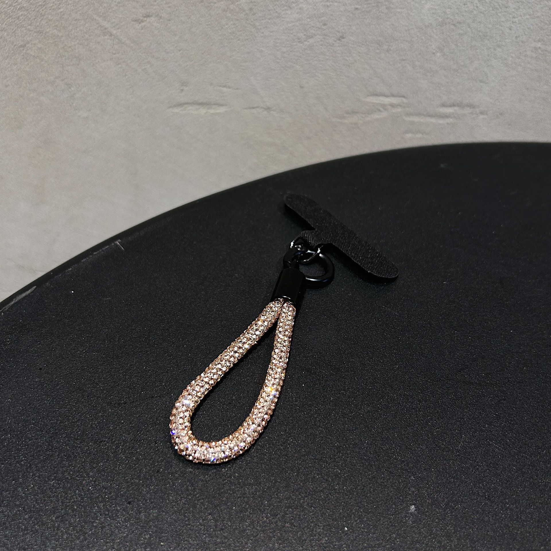 Colgante de diamante de alta sensación colorido perlas de diamante flash clip de teléfono móvil hebilla de metal resistente a la caída colgante de cadena corta resistente a la pérdida de cuello