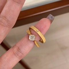 新商品の金色の小さい方のダイヤモンドの星の芒の指輪の女性のモデルの大衆は超きらきらしています。