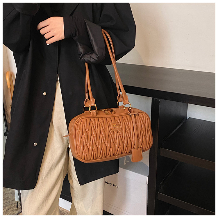 Retro bag for women, large capacity, new 2024 autumn and winter versatile, niche design, single-shoulder underarm bag, commuting pillow bag undefined
