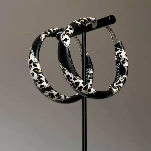 Cool and Stylish! Leather Black and White Leopard Print Large Hoop Earrings for Women, High-End Look, Face-Slimming Earrings, Versatile Style