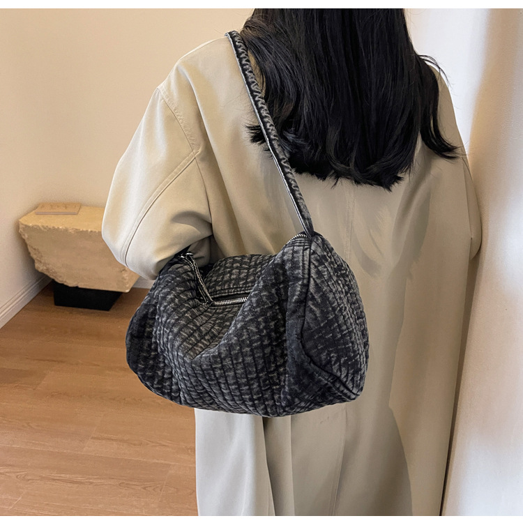 Frau Groß Denim Einfarbig Strassenmode Kissenform Reißverschluss Schultertasche Umhängetasche display picture 16