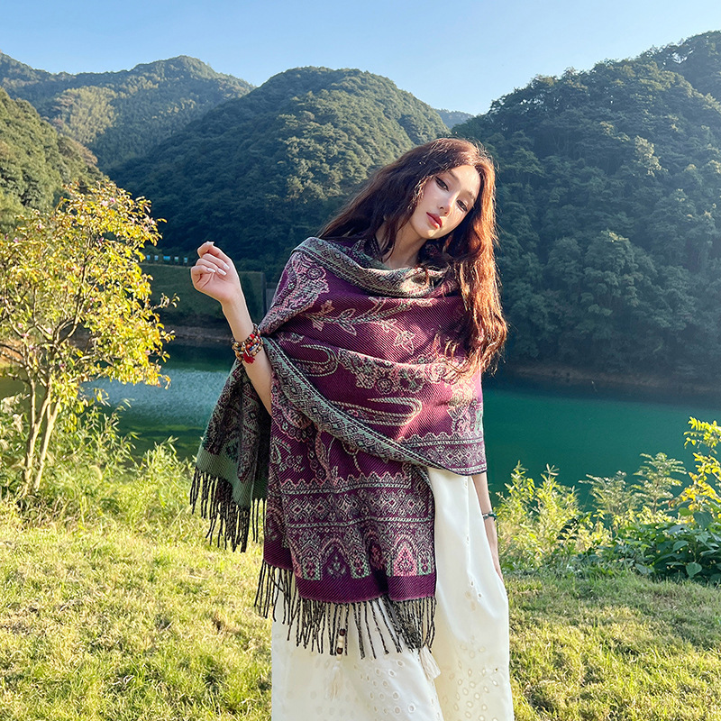 民族風のマフラーの女性は冬に保温エアコンの部屋のストールを厚くします。|undefined
