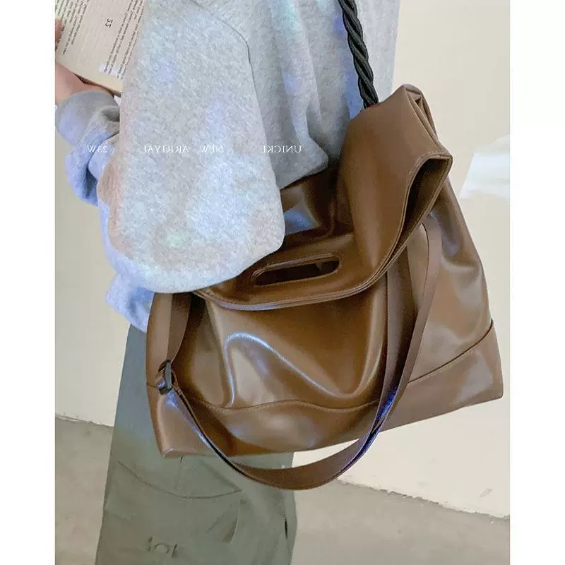 Retro capacious shoulder bag, one-shoulder bag, South Korea