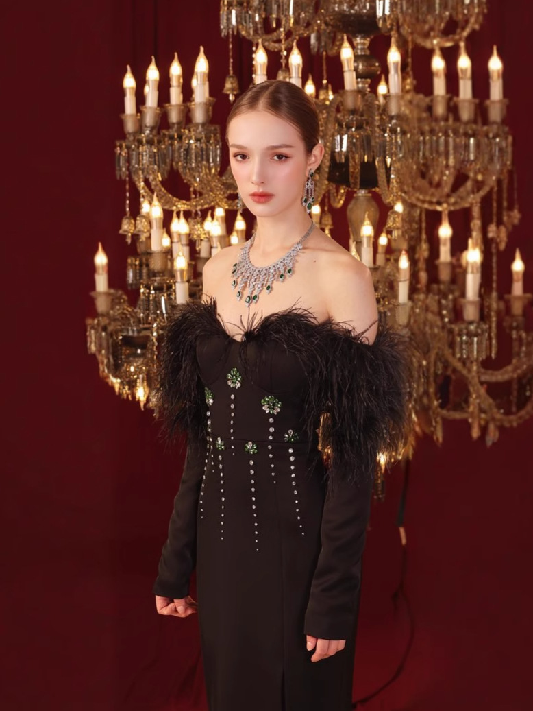 Estación independiente otoño e invierno estilo caliente ropa de mujer de lujo ligero con incrustaciones de diamantes vestido de vendaje de pelo de avestruz vestido de noche vestido de fiesta de alta gama