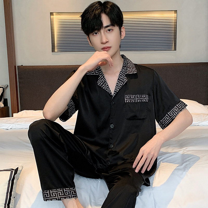 쿨 아이스 실크 파자마 남자 봄과 여름 새로운 반팔 바지 남자 10 대들은 외부 가정 세트 입을 수 있습니다