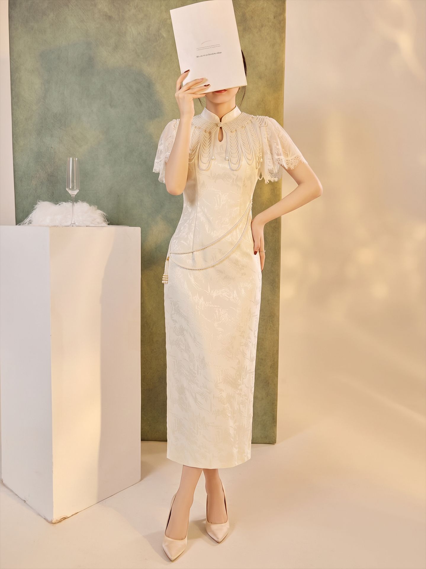 Đầm lễ phục dáng ôm kèm áo choàng ngọc trai tháo rời và thắt lưng — Mây vai, bộ đồ, Trang phục