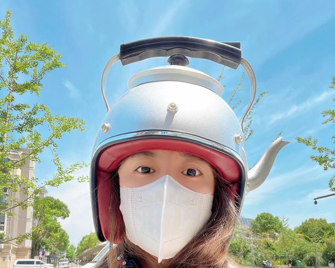 인터넷 연예인 전기 밥솥 헬멧 쉐이크 톤 같은 스타일 전기 전기 자동차 헬멧 재미있는 대안 성격 전기 밥솥 헬멧