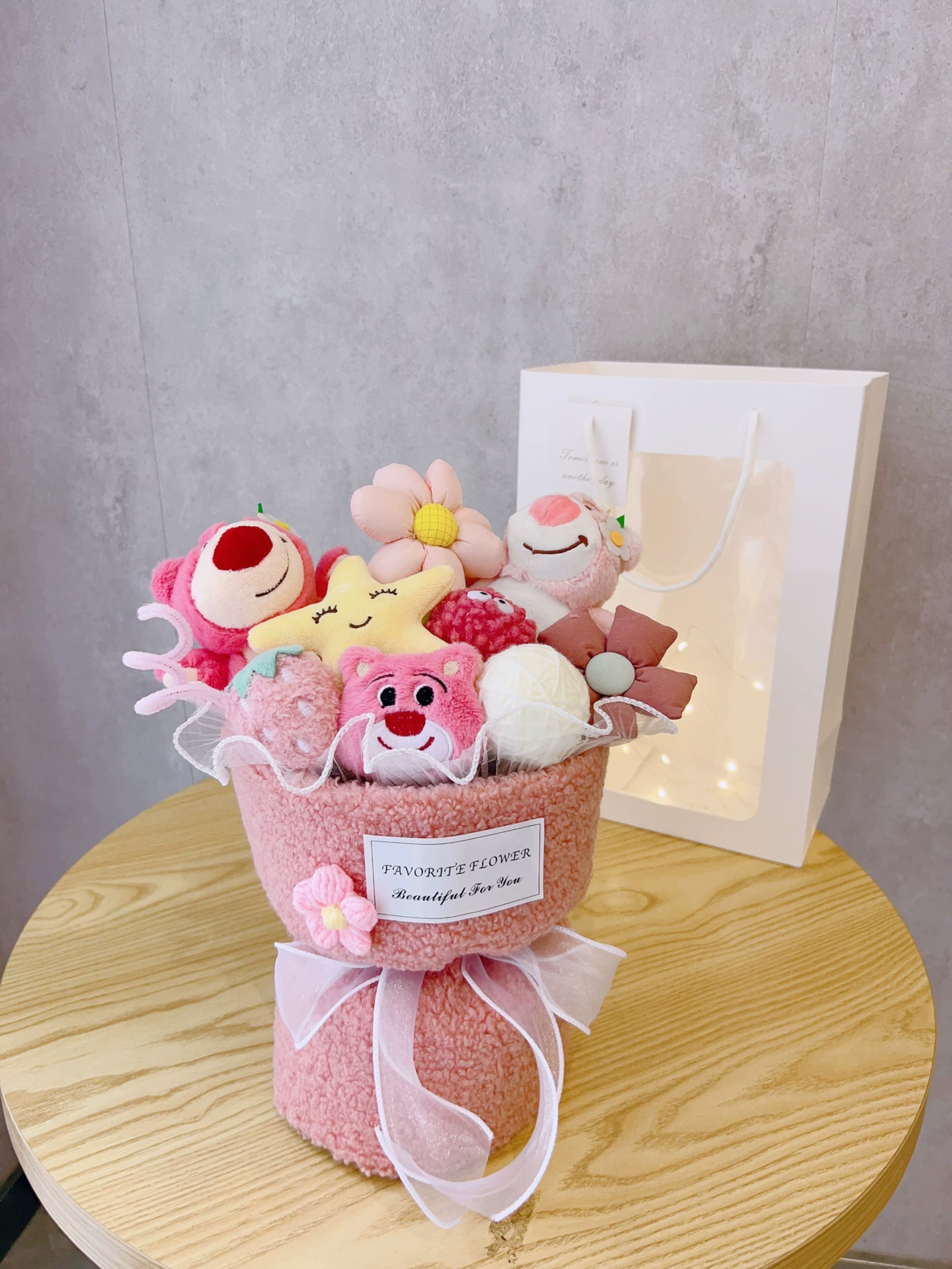 Плюшевый букет (Sanrio) клубничный плюшевый набор, 30–33 см — подарок на День святого Валентина и день рождения