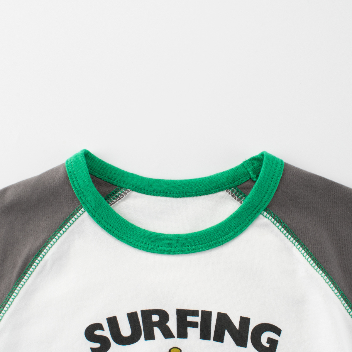 27kids camiseta de manga corta para niños de verano 2025 ropa para niños versión coreana del oso de surf ropa de raglán para bebés al por mayor