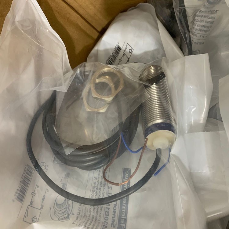 特勒美科电感式接近传感器XS618B1NAL2圆柱型接近开关