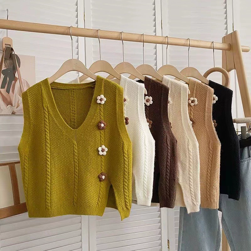 Женский свободный утягивающий свитер-жилет с низким вырезом и объемным цветочным дизайном с разрезами, коллекция Осень/Зима 2025 года.