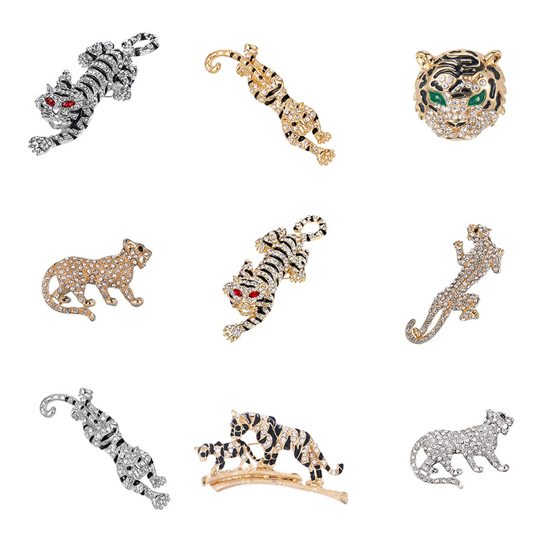 Fashionable retro commemorative brooch
