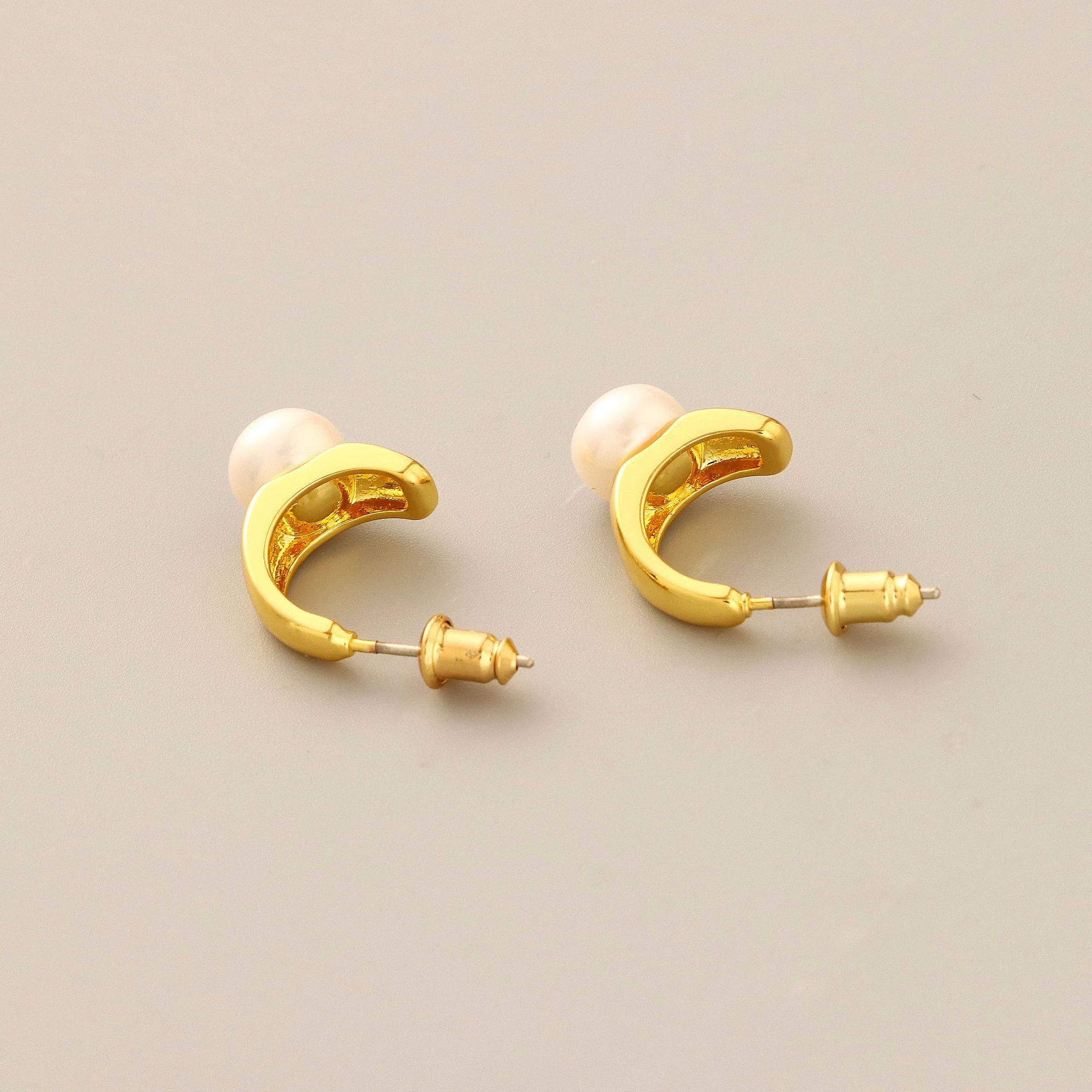 Simple Style C Shape Geometric Copper Gold Plated Pearl Ear Studs 1 Pair