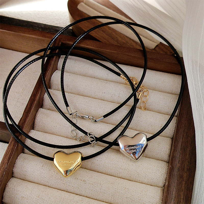 Casual Simple Style Heart Shape Alloy Leather Rope Plating Women's Pendant Necklace display picture 1