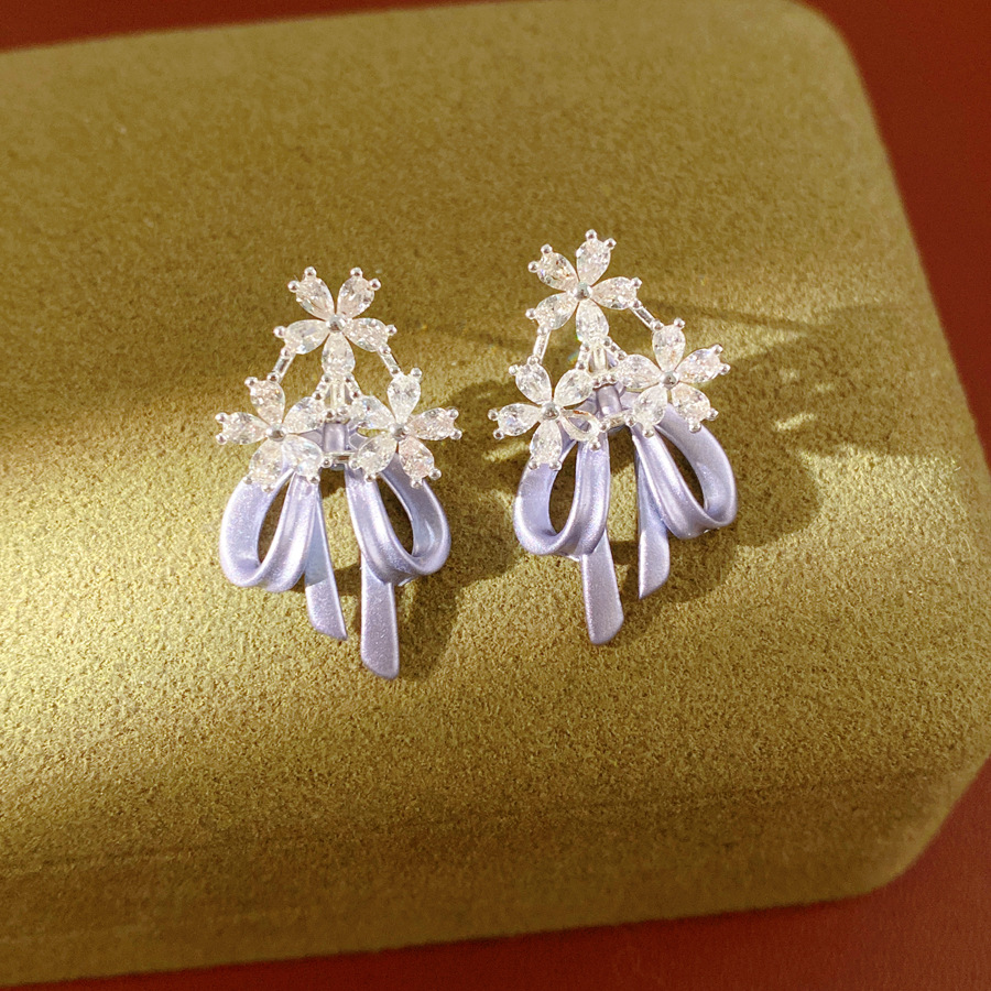 Aguja de plata goteando aceite de zircon flores arco pernos temperamento moda aretes dulces ligero lujo alta sensación de auriculares al por mayor