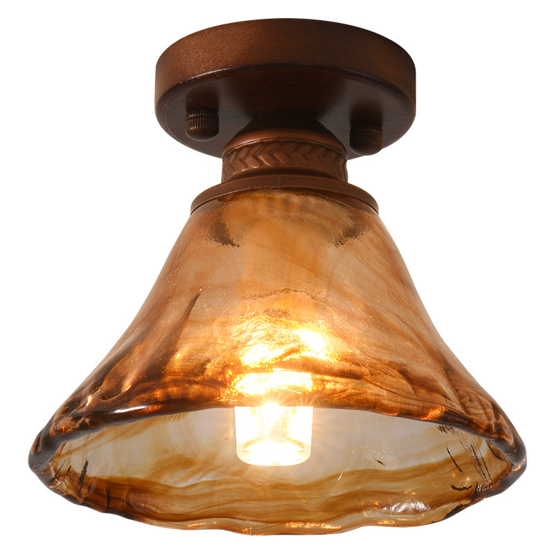 Lámparas antiguas de nuez de melocotón cerradas en el pasillo en el techo luminoso retro lujoso balcón de madera de nuez medieval