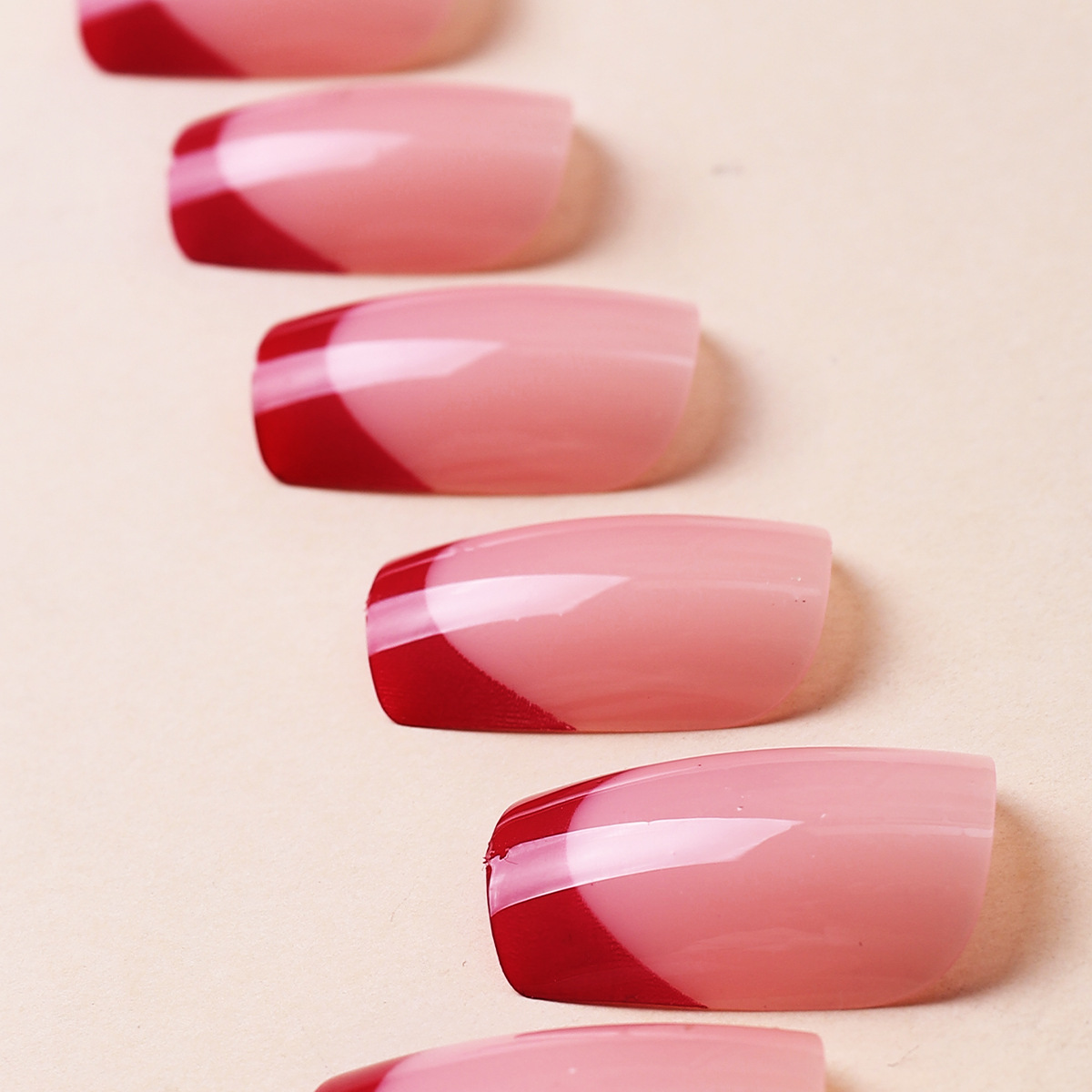 Año Nuevo llevar uñas rojas de trazo simple de manicuras festivas pestañas de uñas rojas festivas desmontables