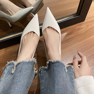 2025 Patent Leather Widened High Heels V-Mouth Shallow Heel Pointed Heels Women's Commuter Women's Shoes 32 33