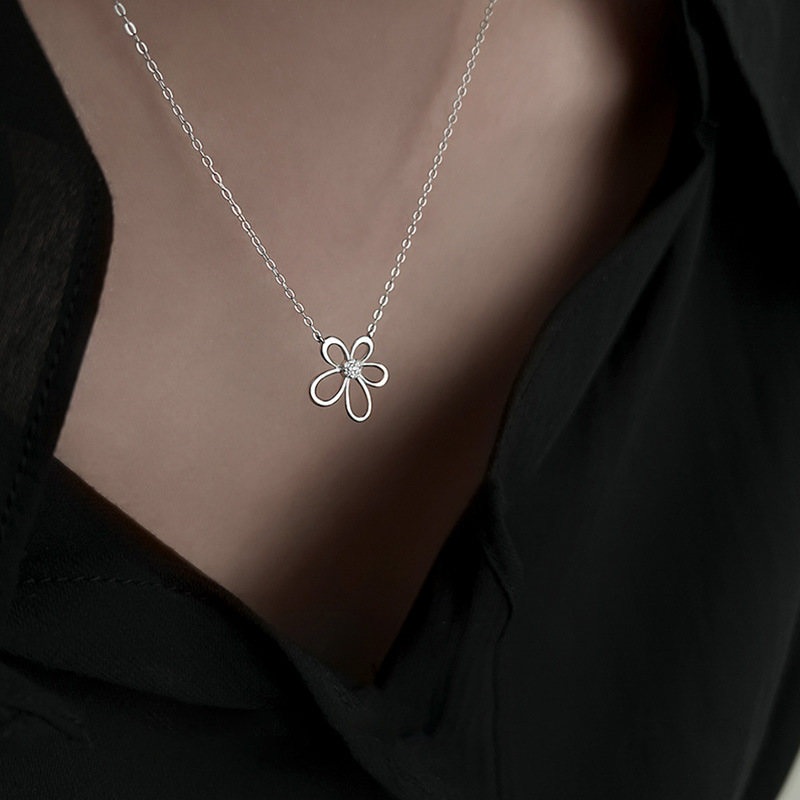 Collar de flores para mujer, lujo ligero, diseño de nicho, micro incrustaciones, circón, cadena de clavícula de flor de cinco pétalos, collar de flor de sol de acero inoxidable