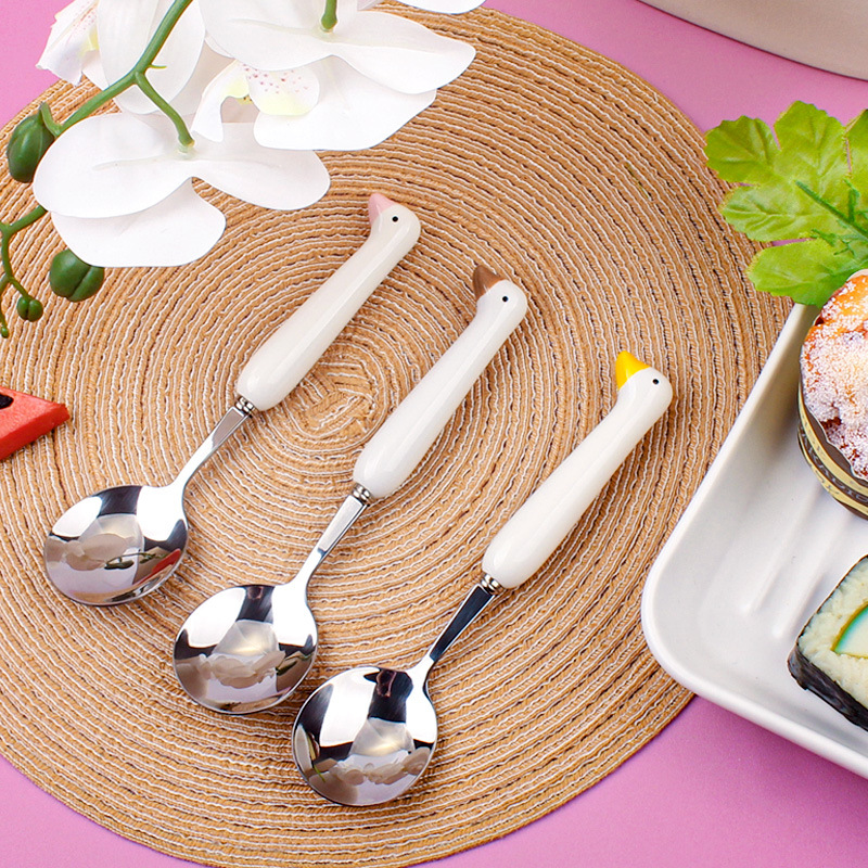 Svanformad sked i rostfritt stål med keramiskt handtag_voghion.com