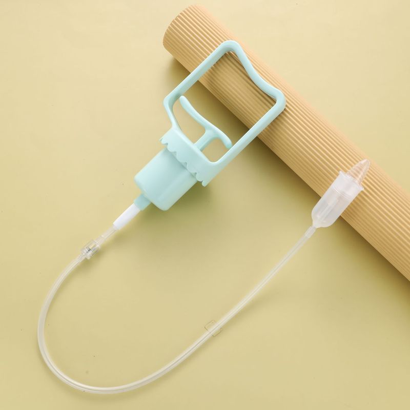 赤ちゃんの手動手は陰圧式の鼻吸い器を手にします。新生児の赤ちゃんは鼻を通して鼻水を吸い取ります。|undefined