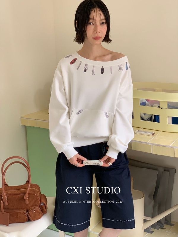 CXI 高街印花斜肩卫衣慵懒风宽松露肩上衣秋冬新款一字肩长袖外套|undefined